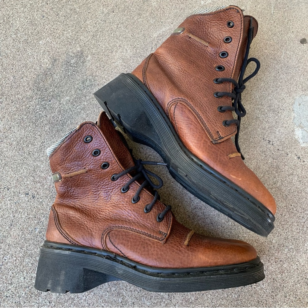 DR. MARTEN’S // Brown Leather Lace Up - Womens size 7, mean size 5